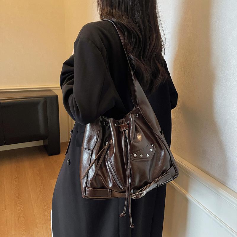 Bag women's 2025 autumn and winter new drawstring bucket bag women's multi-pocket shoulder bag going commuter messenger bag