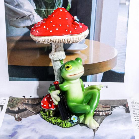 Red Mushroom Drinking Frog Statue Holding Beer Bottle Sitting Frog Resin Figurine Animal Sculpture Indoor Outdoor Garden Decoration Ornament