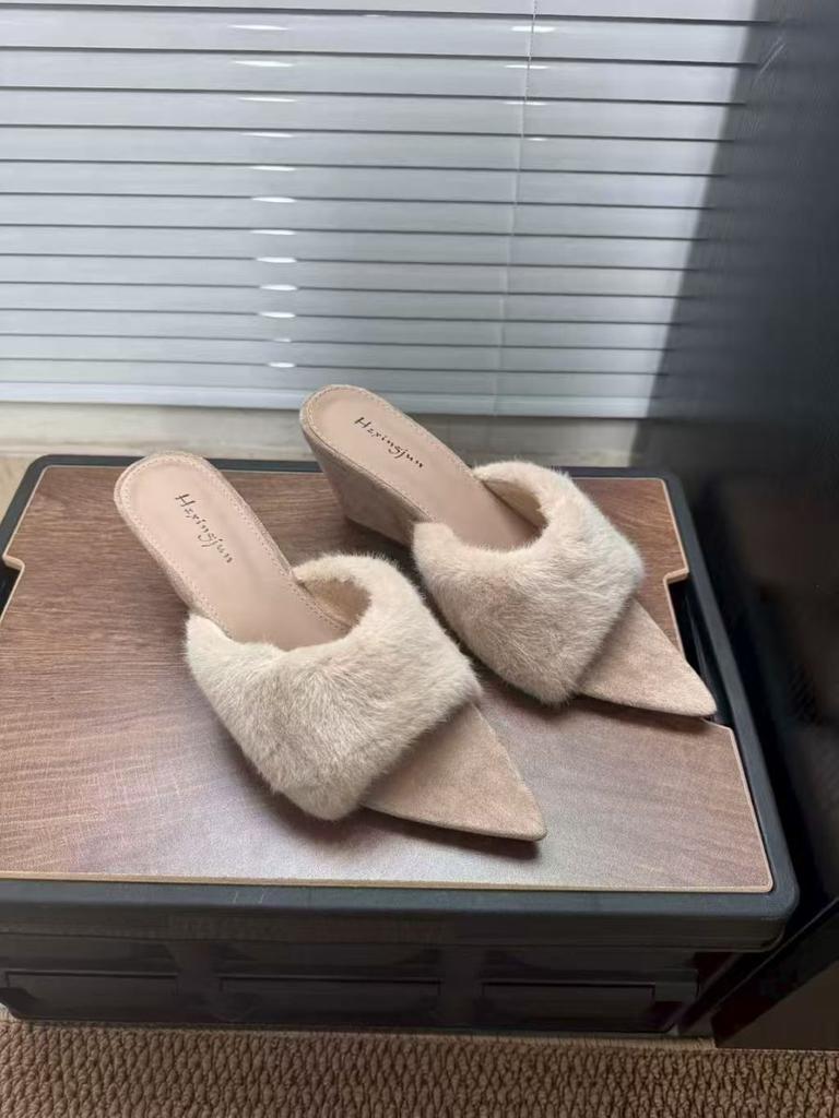 High-quality cute fluffy slippers for women to wear fleece cool slippers, beautiful temperament, perfect, pointed wedge heels, high heels