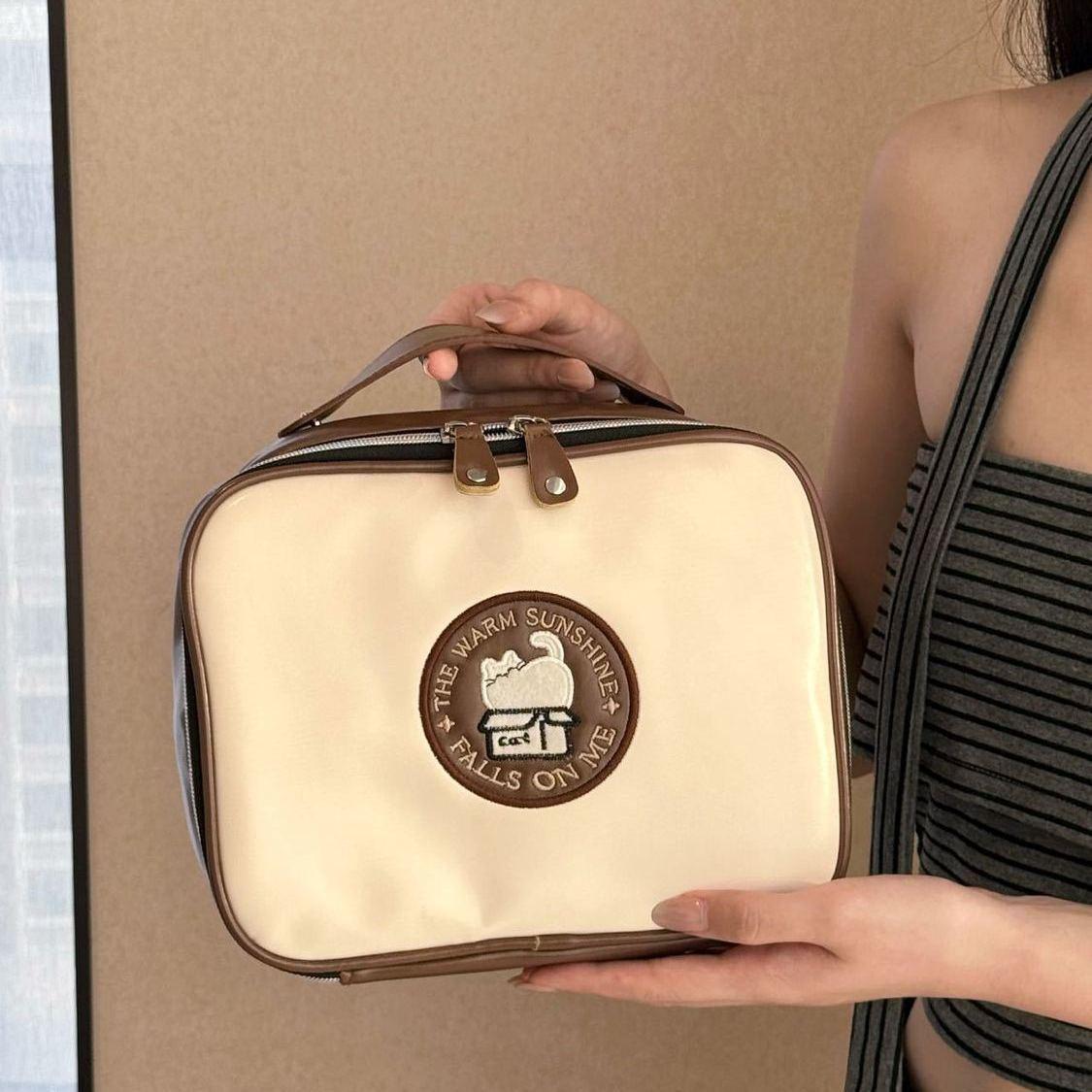 

3D Kitten Makeup Bag: Luxury High-End, Waterproof & Portable with Storage Compartments, Attachable to Suitcase