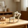 Rzeźba kobiety i psa Drukowana 3D Figurka kobiety całującej psa na biurko do salonu, biura, domu, półki