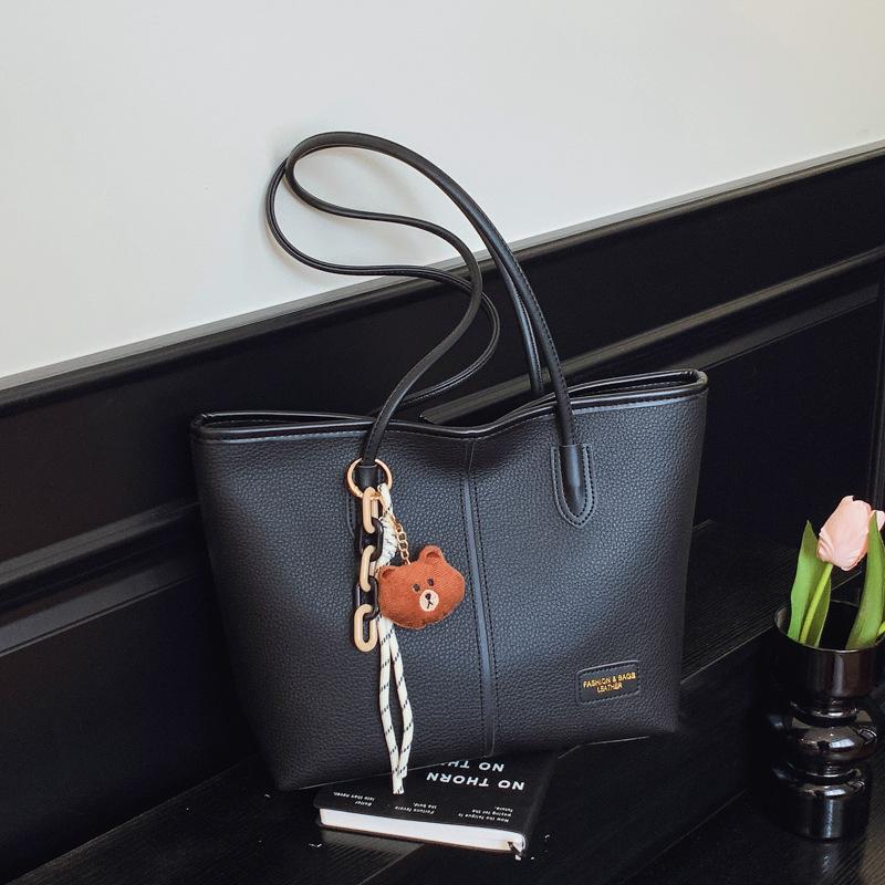 

Ретро сумка большой вместимости женская 2025 осень новая модная контрастного цвета на плечо подмышку сумка для通勤 простая сумка-тоут