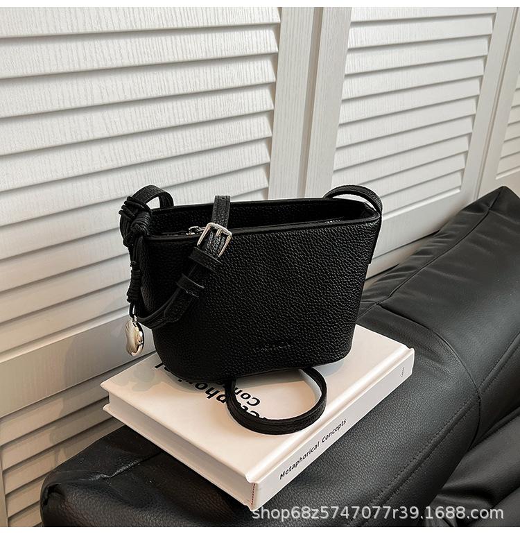 

Нишевая корейская версия модной повседневной наплечной сумки женская 2025 новая трендовая маленькая наплечная сумка сумка-кроссбоди для поездок на работу сумка-ведро чёрный