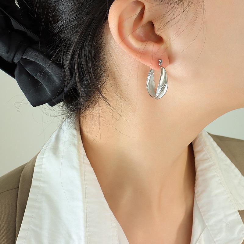 Gold-Plated Titanium Steel U-Shaped Twisted French Earrings for Women - Fashionable Temperament Ear Cuff Trends