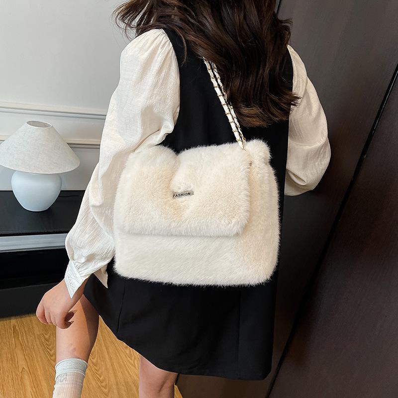Autumn/Winter 2025 Women's Plush Makeup Bag: Trendy Large-Capacity Clutch & Crossbody Shoulder Bag