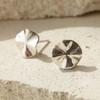 BELLOOGGI Circle wave earring