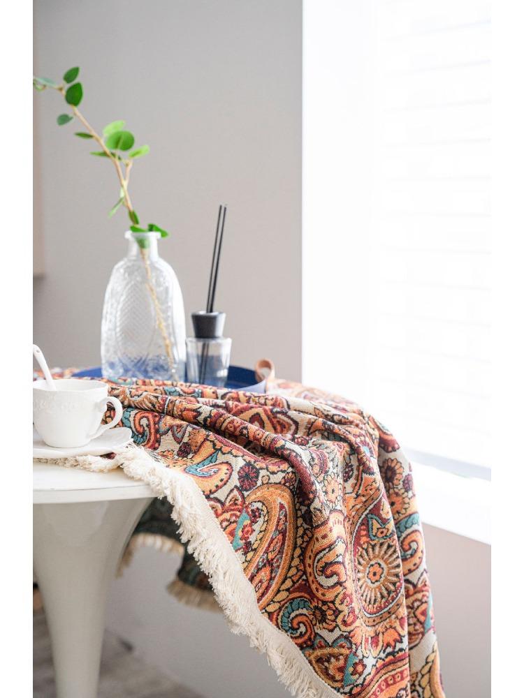 Round Tablecloth with Vintage Floral Embossed Design, Machine-Woven Decorative Table Cover for Home, Picnic, Camping, Wedding, Birthday Party, Dining