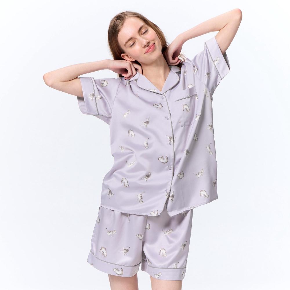 

Атласная пижама GU by Uniqlo, шорты с короткими рукавами и рисунком кота