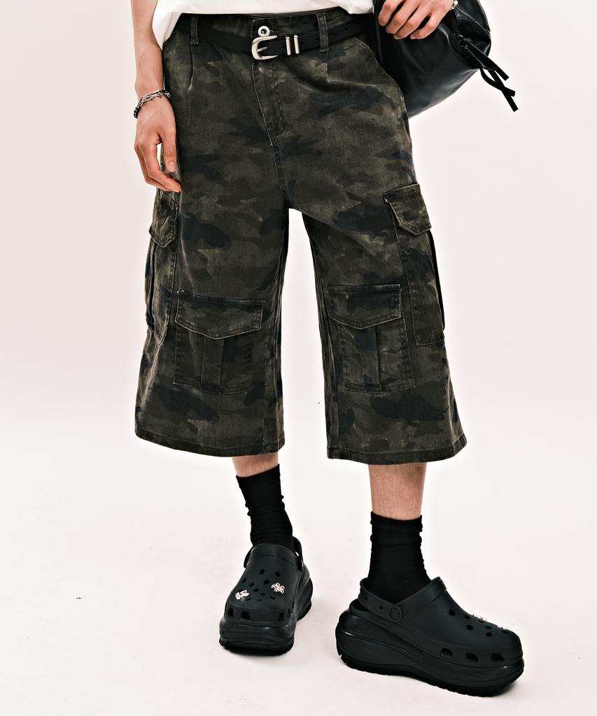 Dideobeulyueseui Cargo Pocket Camo Bermuda Pants