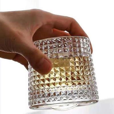 Kreativní rotační design Whisky Skleněný pohár na zahraniční víno Speciální skleněný pohárek