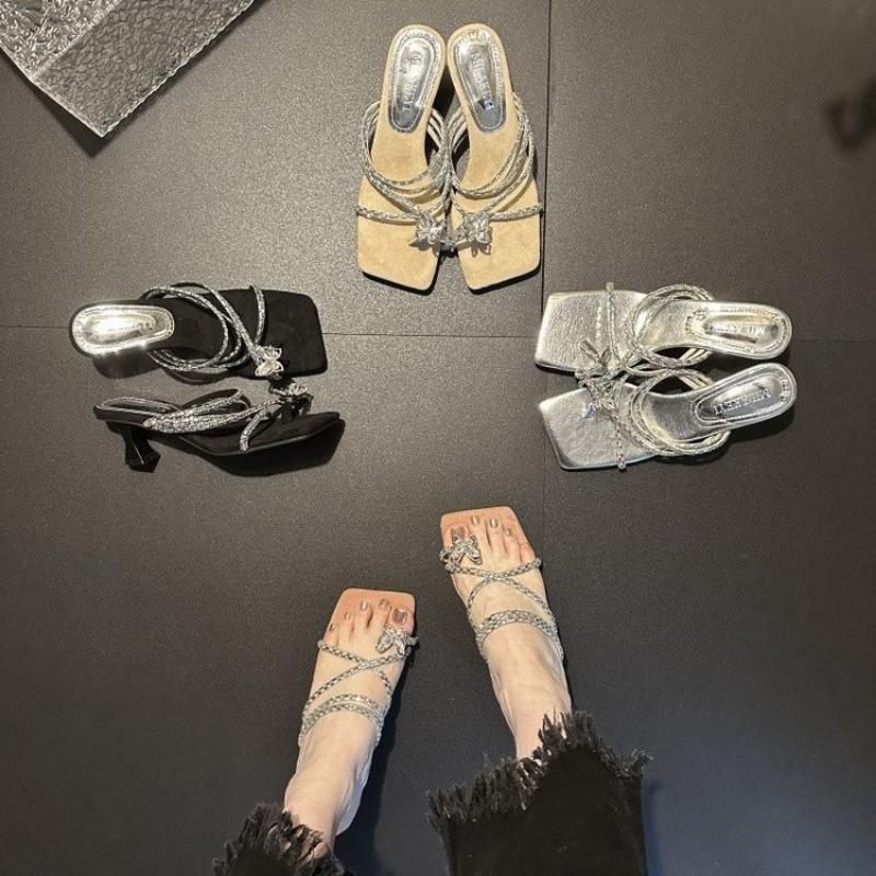 Neue hochhackige Schuhe mit Zehentrennern, eckiger Zehenpartie, dünnen Absätzen und Zehentrennern