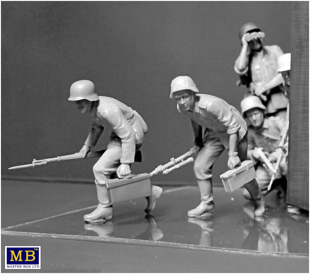 Master Box 1/35 Scale World War II German Infantry (5 Figures) in Early War Uniforms Plastic Model Kit MB35177