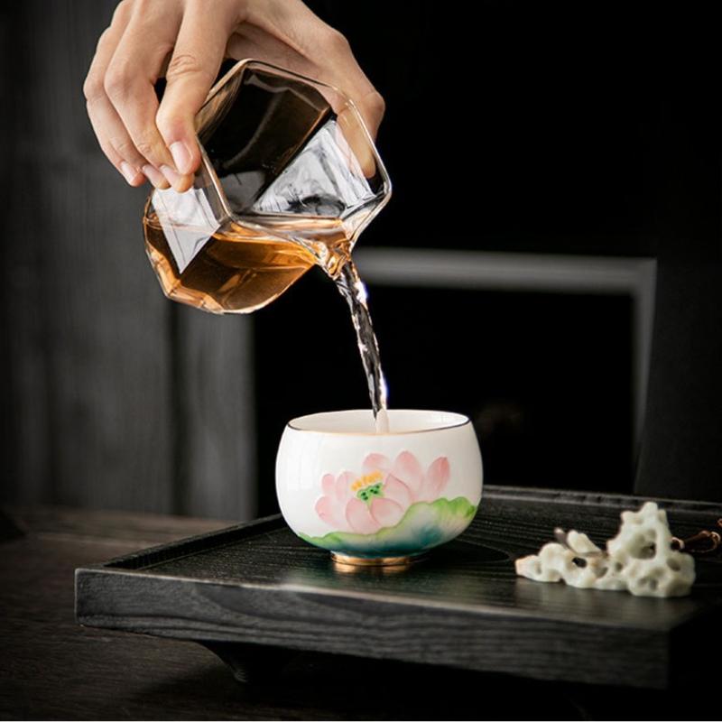High-end hand-painted master cup ceramic teacup creative hydrangea white porcelain arhat cup kung fu tea set personal tea bowl