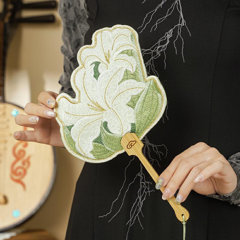 Runder Fächer im antiken Stil mit Stickerei, chinesischer Stil, blütenförmiger Handfächer mit Anhänger-Quasten, Cheongsam Hanfu Zubehör