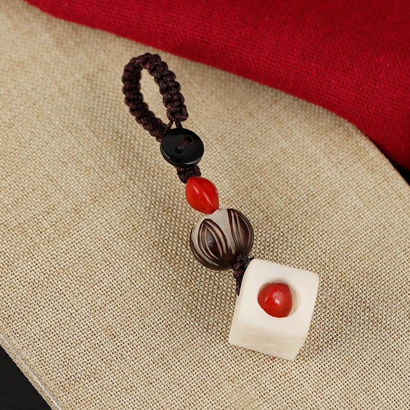 

Antique and exquisite dice An Hongdou keychain pendant Acacia bean men s and women s car pendant couple creative gifts