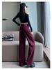 Damen Jeans mit weitem Bein in Traubenlila mit Lederpatch - Trend Frühherbst 2025.