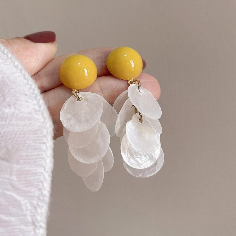 Seashell Ear Clip: Exquisite Non-Piercing Fashion Earrings for Women in Resort Style.
