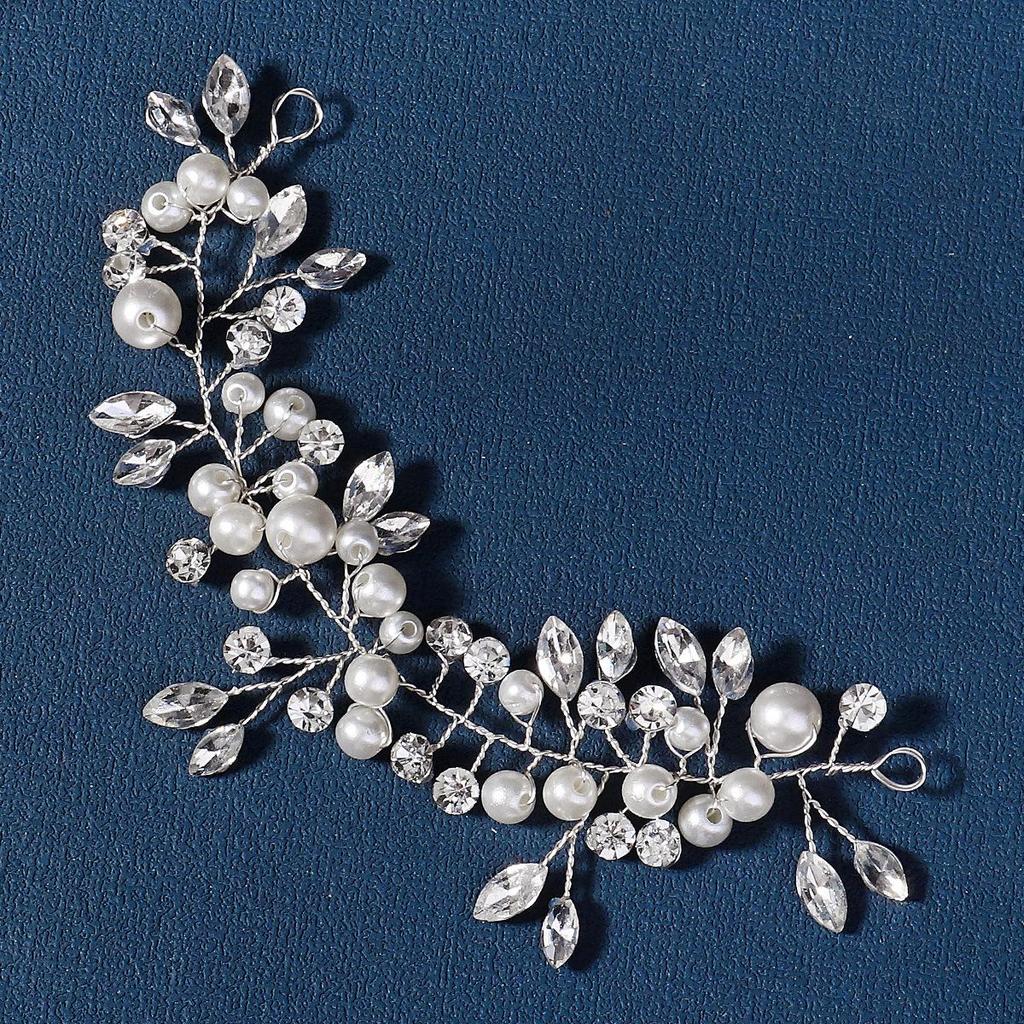 Handgefertigter Braut-Haarkamm mit Perlen, Strass und Blumen mit Blättern