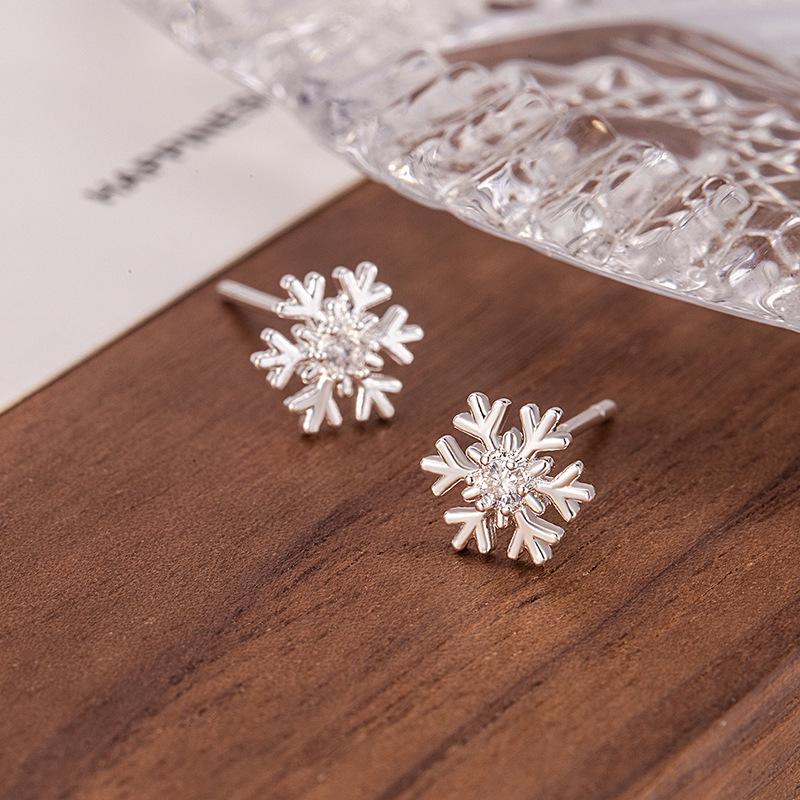 Women's Winter Snowflake Ear Studs: Versatile, Simple, Creative Design for Daily Wear