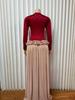 Elegantes Abendkleid mit hohem Bund, langen Ärmeln, Spitze und plissiertem Rüschenrock