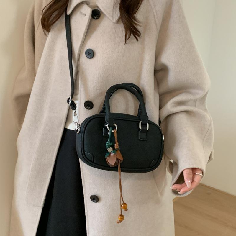 Hand bag women's 2025 new trendy autumn and winter light luxury niche high-end shoulder bag commuter messenger small square bag