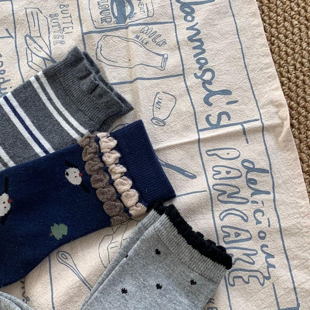 Socken Damen Mittelsaison Strümpfe Trendige Socken Grau College-Stil Strümpfe Vielseitige Gestreifte Stapelbare Socken