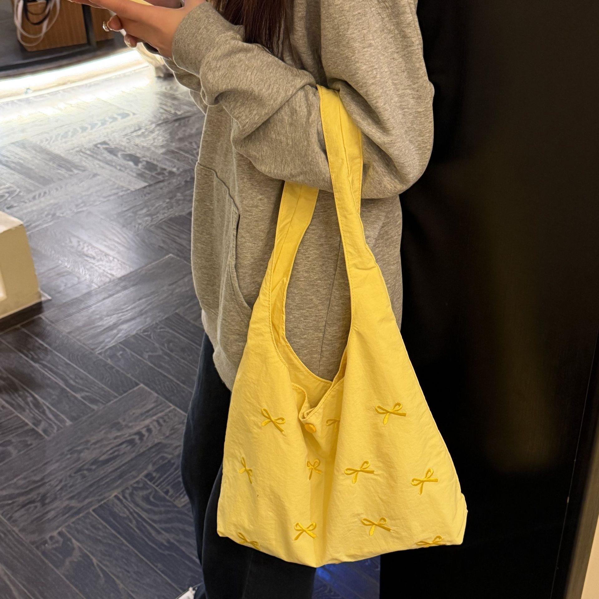 

2026 Spring Arrival: Women s Korean Style Embroidered Bow Shoulder Bag with Pleats and Large Capacity Default