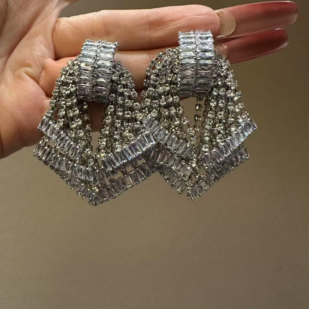 

Diamond three-dimensional bow fringed earrings light luxury high-end studs, niche fashion versatile earrings