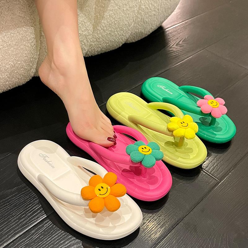 Cute pinch-on flip-flops women's summer outer wear New Year's new soft-bottomed wet beach cool slippers