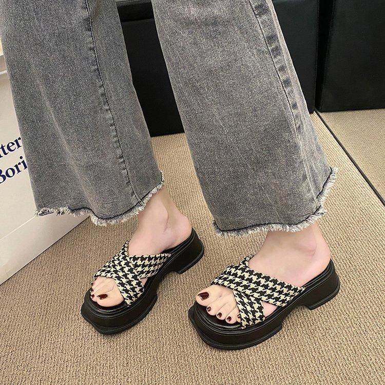 

Шлепанцы на толстой подошве Muffin перекрестные шлепанцы летняя обувь 2025 новая корейская версия клетка «Тысяча птиц» толстая подошва шлепанцы интернет-знаменитость 35 чёрный