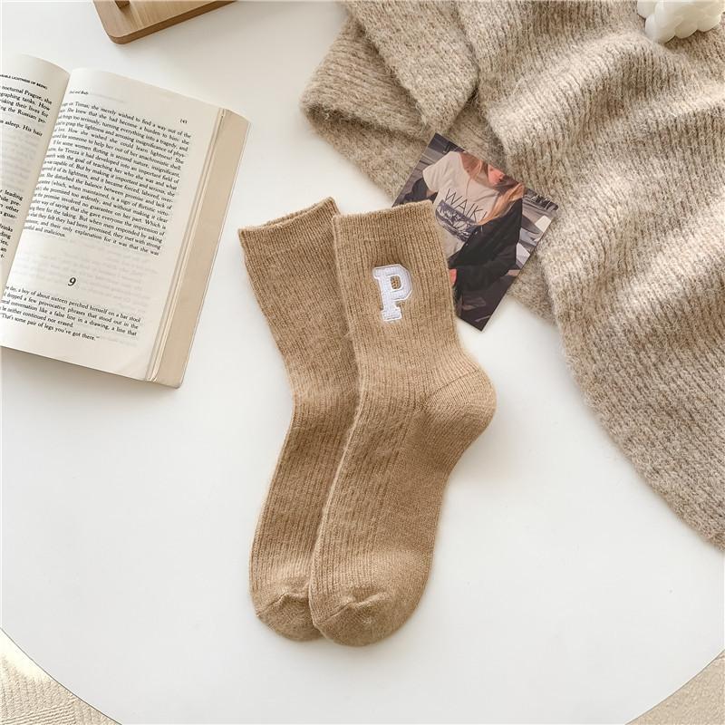 

Зимние теплые и пушистые шерстяные носки с вышитой буквой P, персонализированные спортивные носки до середины икры, тренд 1 pair кофейный