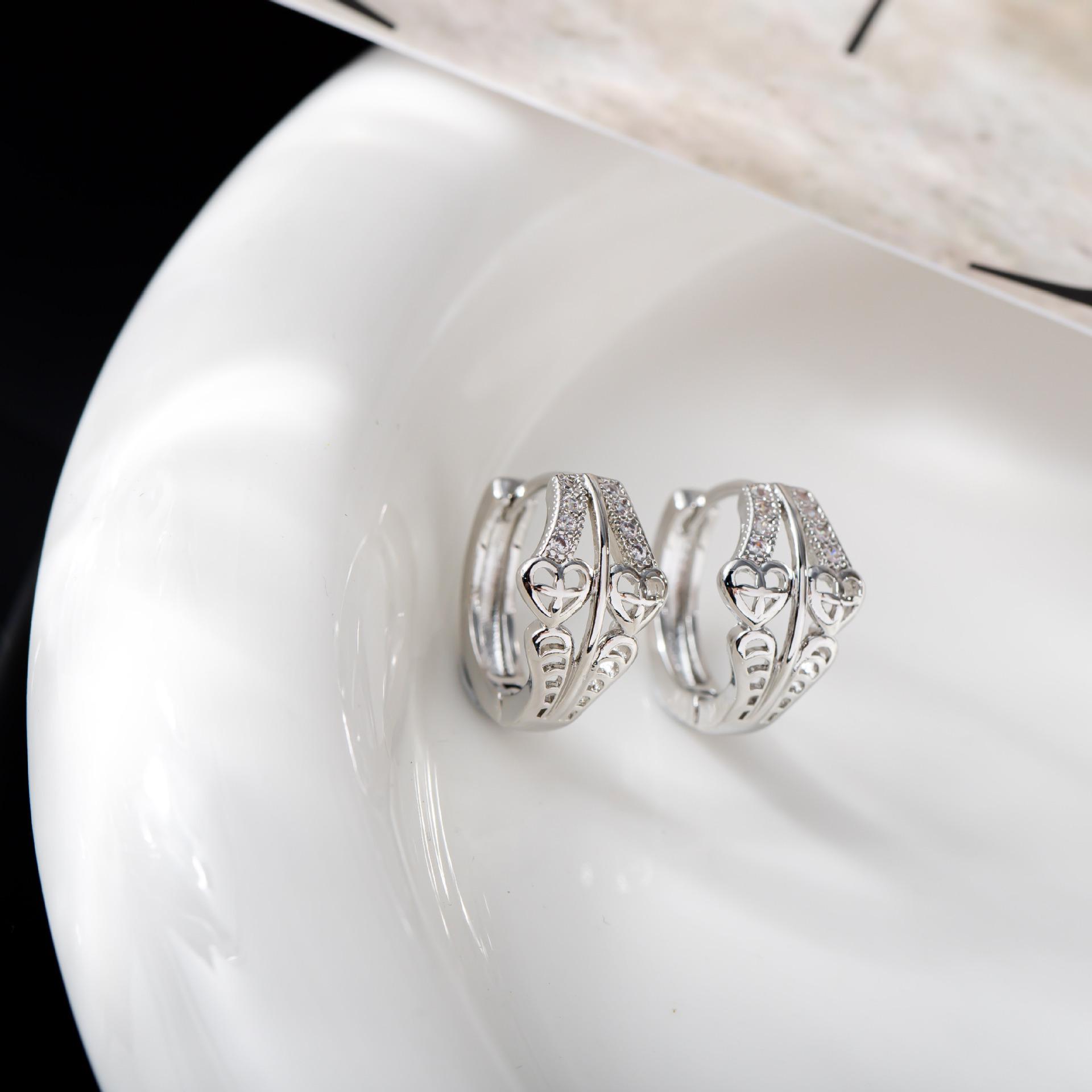 Elegant Heart-Shaped Hollow Ear Cuff Earrings for Women - High-End, Hot-Selling Jewelry