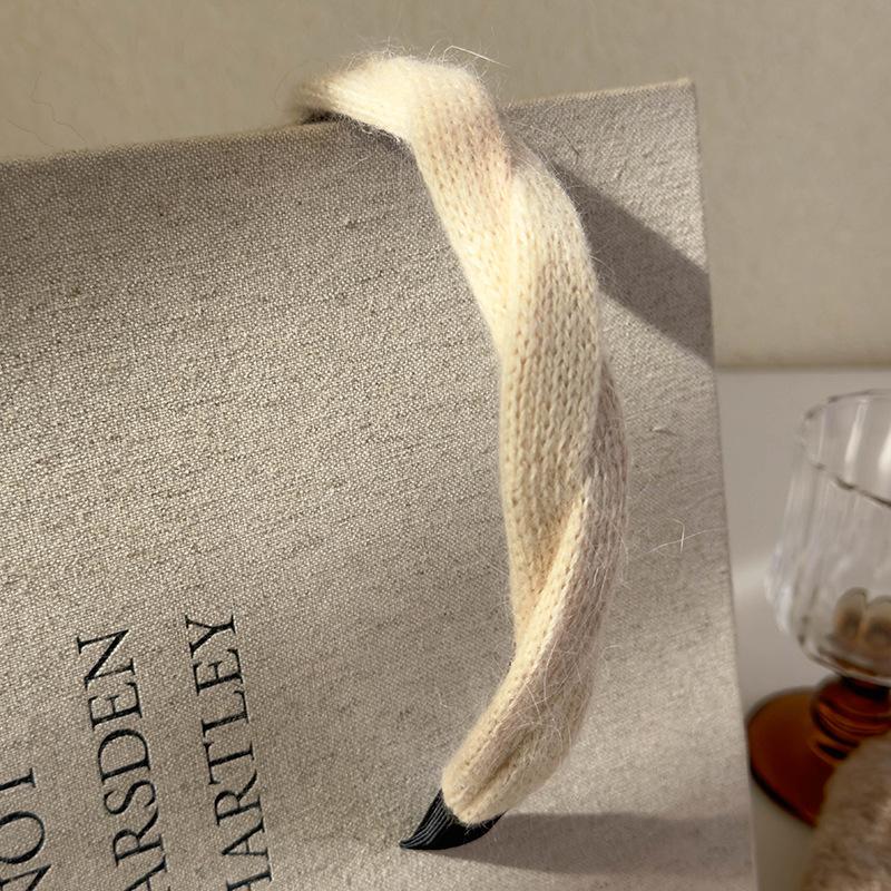 

Нежная шерстяная плетеная повязка для волос на осень/зиму, пушистая, с зубчиками, противоскользящая повязка для волос, аксессуар для мытья лица белый