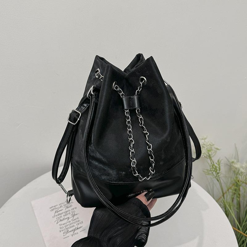 

Сумка-ведро женская 2025 новая нишевый дизайн цепочка рюкзак женский текстура мода кроссбоди белая сумка на плечо сумка one size fits all чёрный