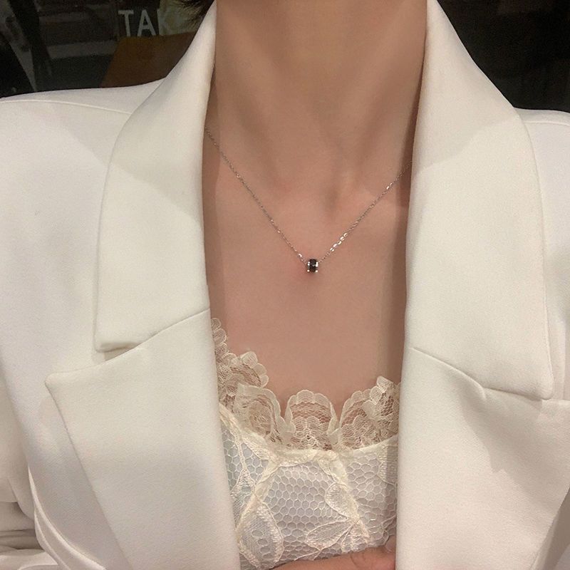 New Black Small Waist Pendant Collarbone Chain Women's Niche High-end Design Necklace