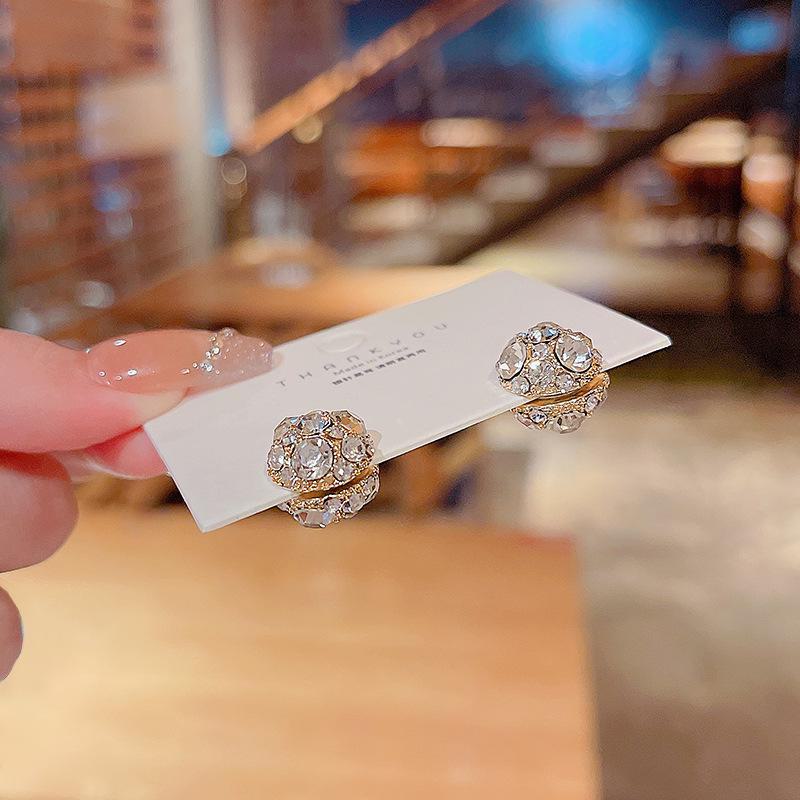 Trendy Japanese & Korean Magnetic Earrings: Non-Pierced, Creative Ear Bone Clips for Women