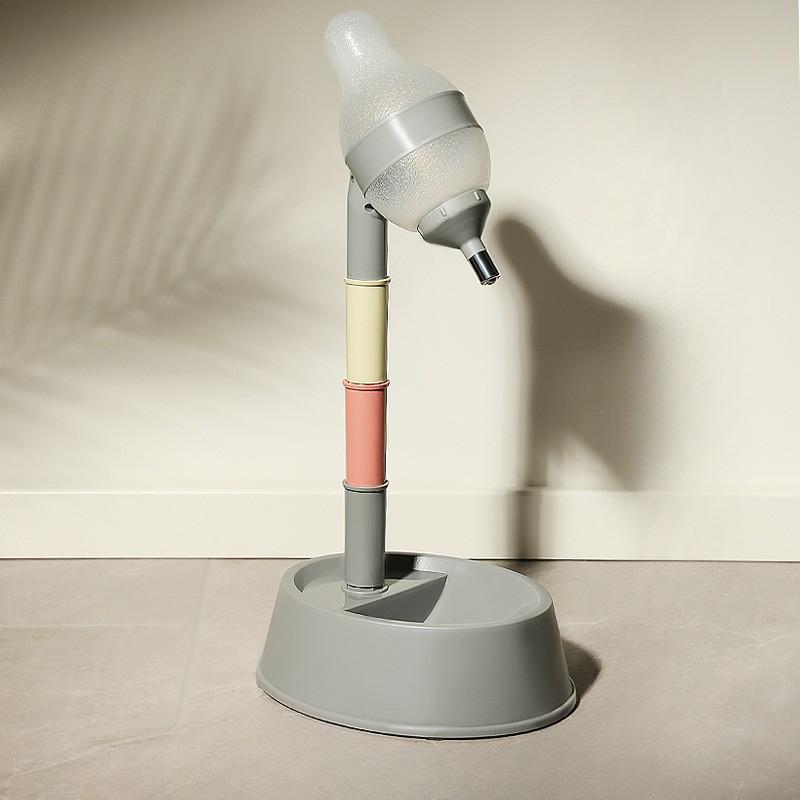 Haustier-Trinkbrunnen Hundenapf Fressnapf für Katzen Vertikaler Hundekessel Hohe Leckkugel Wasserspender 26*21*49cm beige