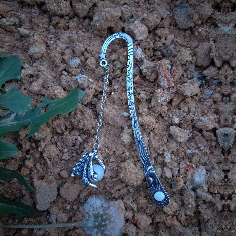 Dragon Claw Luminous Bookmarks Retro Sun and Moon Stars Luminous Fluorescent Dragon