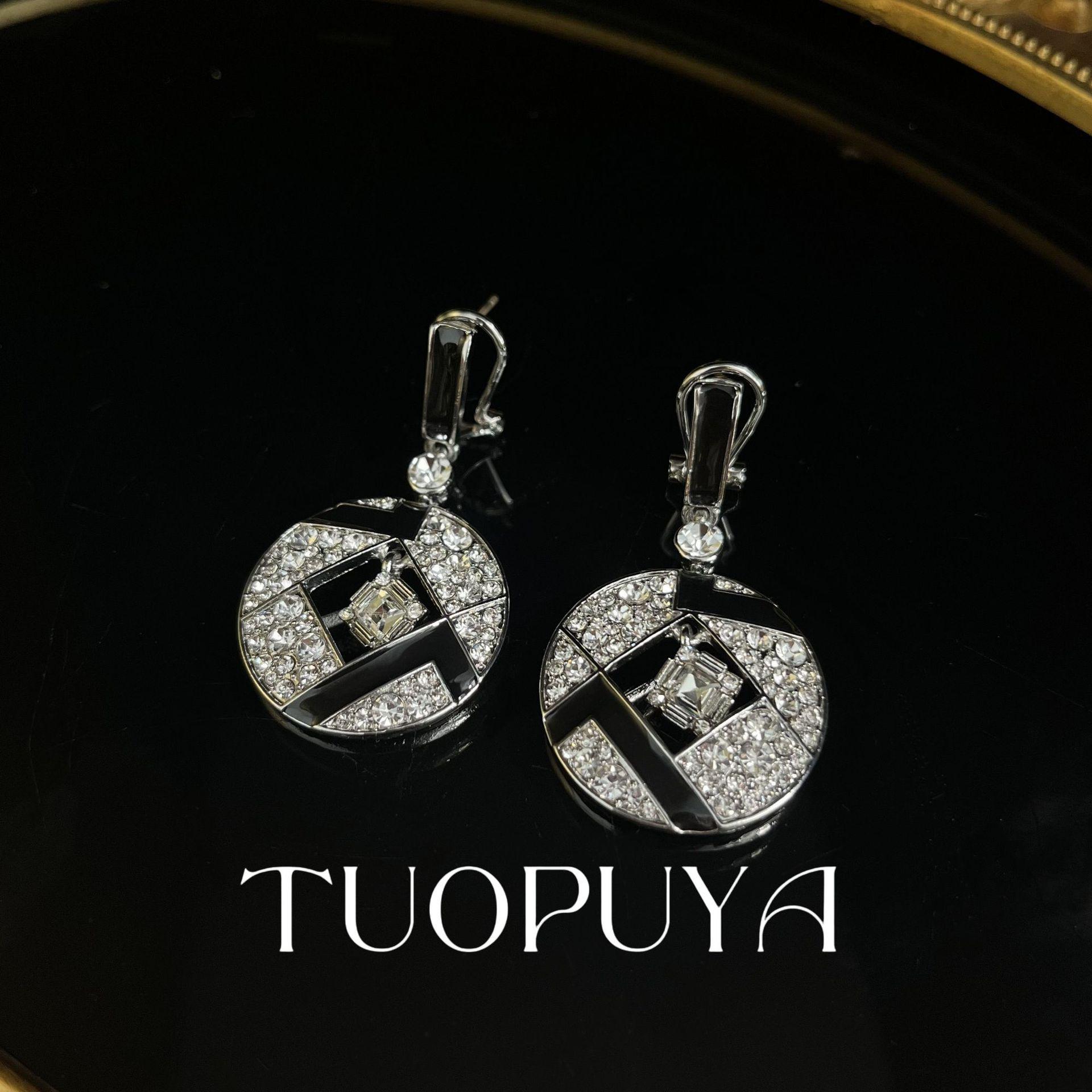 Elegant Retro-Style Earrings: Diamond-Inlaid Geometric Round Pendants in a Black and White Color Scheme