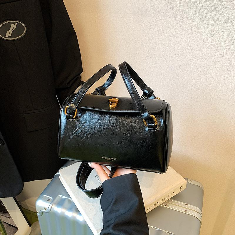 Retro bag women's large capacity 2025 new autumn and winter leisure niche design messenger bag portable commuter pillow bag