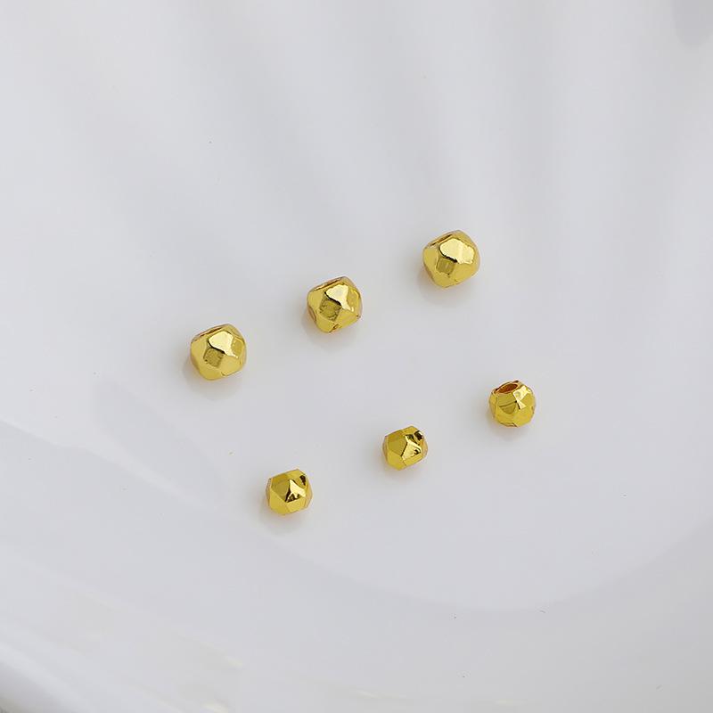 18K pozlacené mnohostranné kosočtvercové korálky pro DIY projekty, barevně stálé volné korálkovací doplňky.