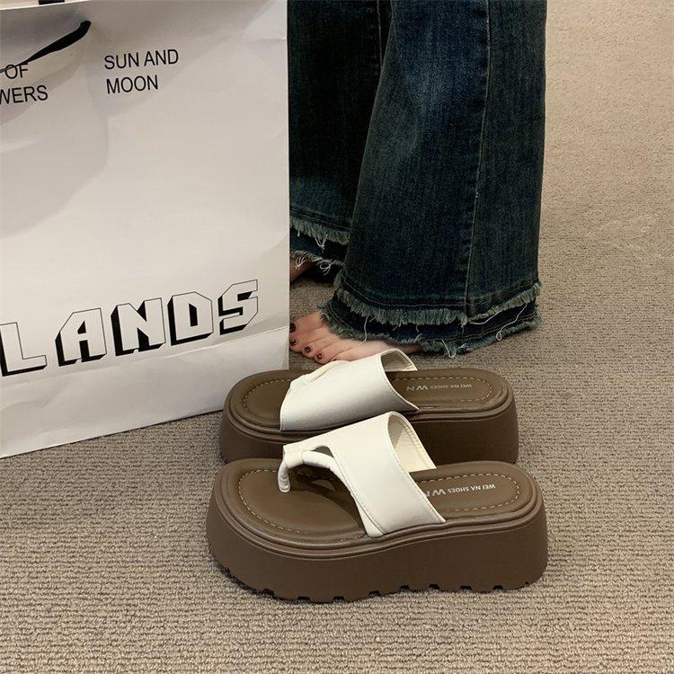 

Толстоподошвенные увеличенные шлепанцы с перемычкой для лета женские шлепанцы 2025 новые популярные юбочные пляжные сандалии 40