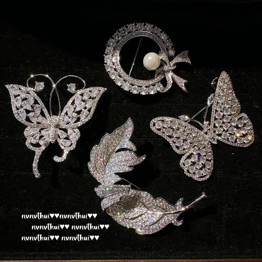 Secret Realm Bright Butterfly Flying Gem Brooch, Galaxy Bright, 18K Gold Plated, Wreath Bow Zircon Brooch