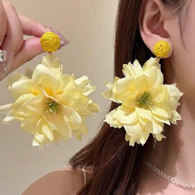 Boho Etnické Žluté Náušnice s Velkým Květinovým Pečícím - Zveličený Design pro Všestranný Dovolenkový Styl