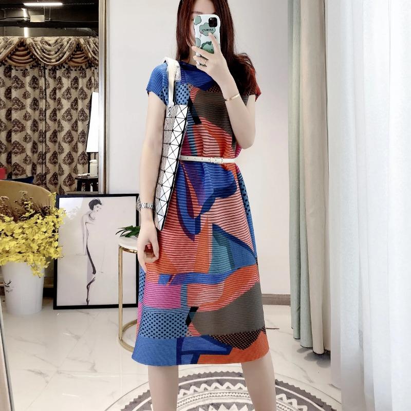 Sommerliches lässiges altersreduzierendes lockeres Plisseekleid, neue koreanische Version farbig gestreifter Midirock