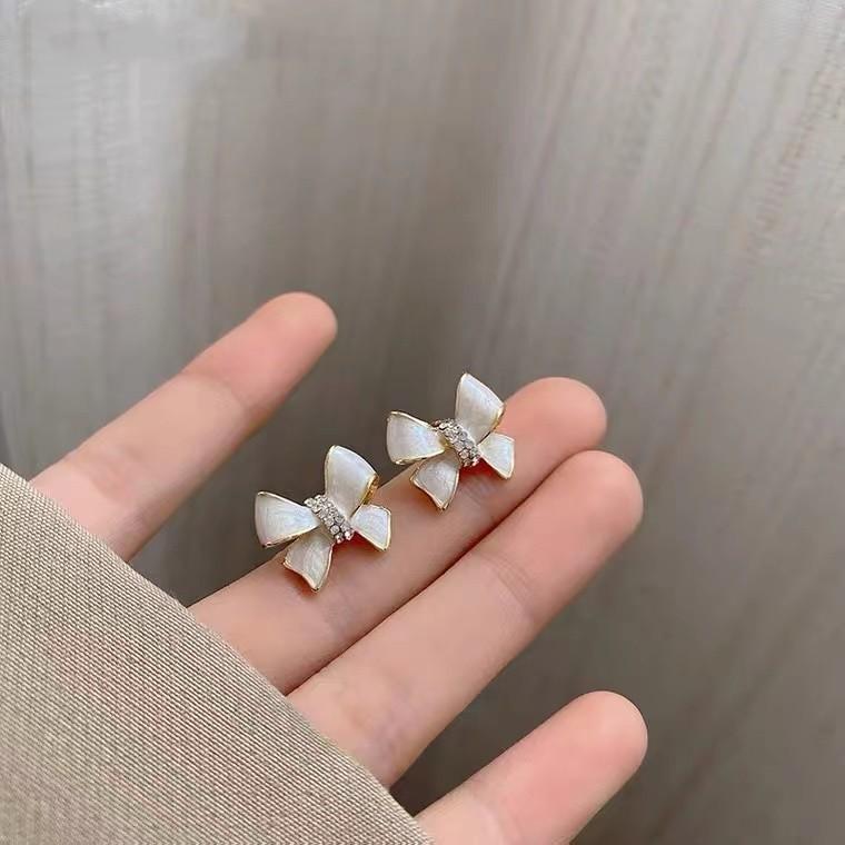 Korean High-end Pearlescent New Trendy Bow Design Cold Wind Stud Earrings