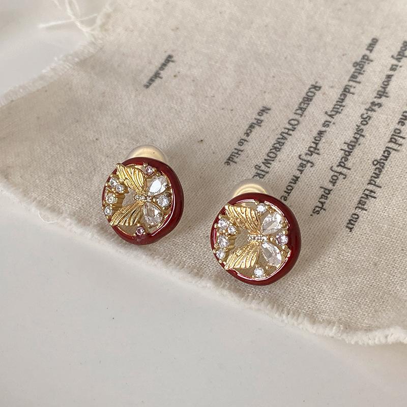 

Spring and summer retro round butterfly dripping ear clips without ear piercings temperament versatile sweet earrings niche design mosquito coil disc