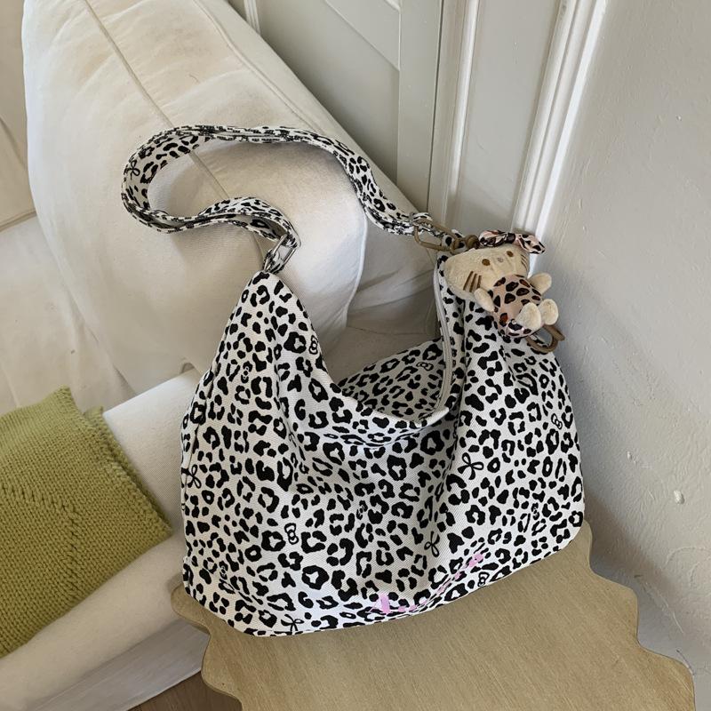 

Персонализированная ретро простая повседневная новая сумка-мессенджер на плечо 2025 осенний тренд женская сумка-тоут большой вместимости Without pendant