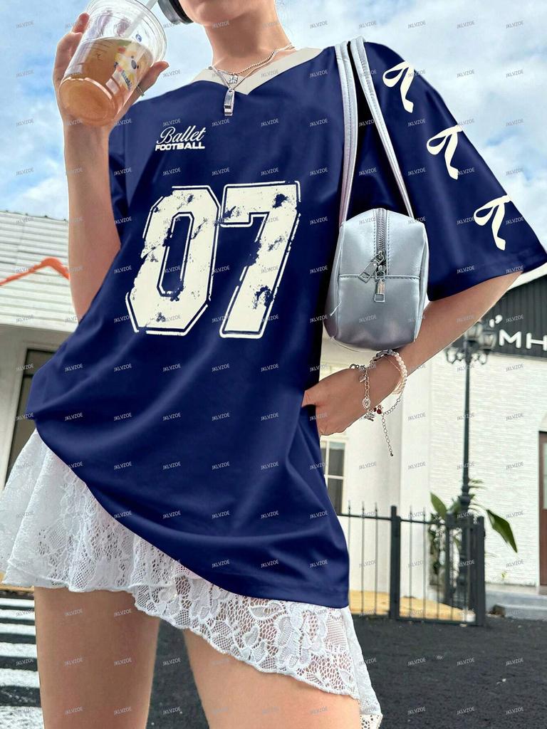 Maglietta da donna a maniche corte con scollo a V e stampa di lettere, maglietta grafica estiva, maglietta sportiva oversize, maglietta da calcio