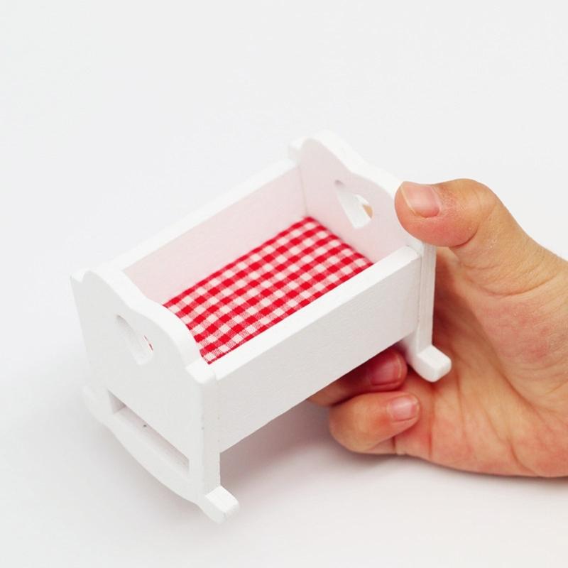 Natürliches Holzpuppenhaus Wiege Bett mit Bettwäsche und Schaukelfunktion Miniaturmöbel Für 1/12 Maßstab Kugelgelenkpuppe